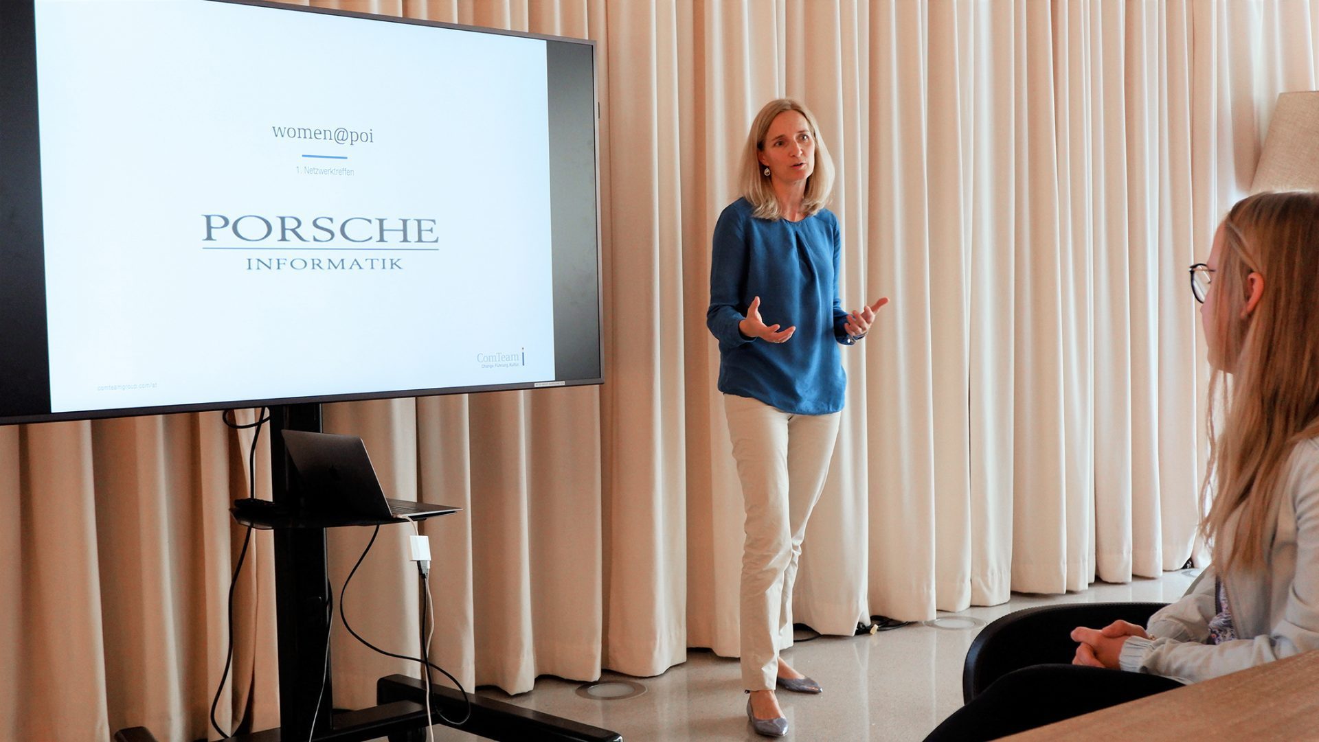 Diversity Managerin Eveline präsentiert ihre Arbeit bei einem Frauenvernetzungstreffen der Porsche Informatik.